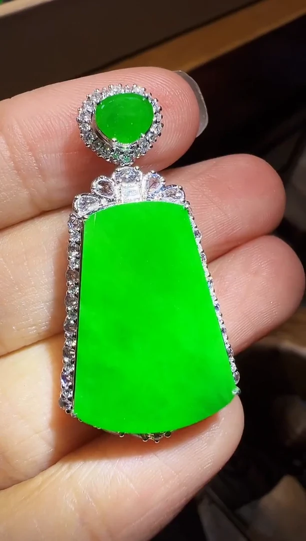 颈饰18K金镶嵌翡翠无事牌