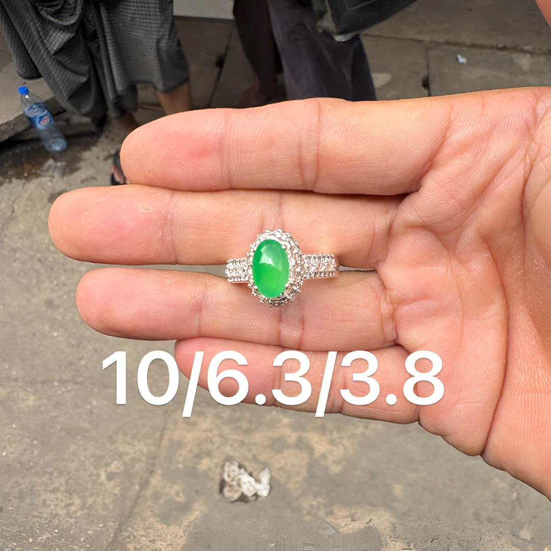 0602(小哪吒在源头)冰种翡翠木那阳绿戒面干净肉细荧光足M120