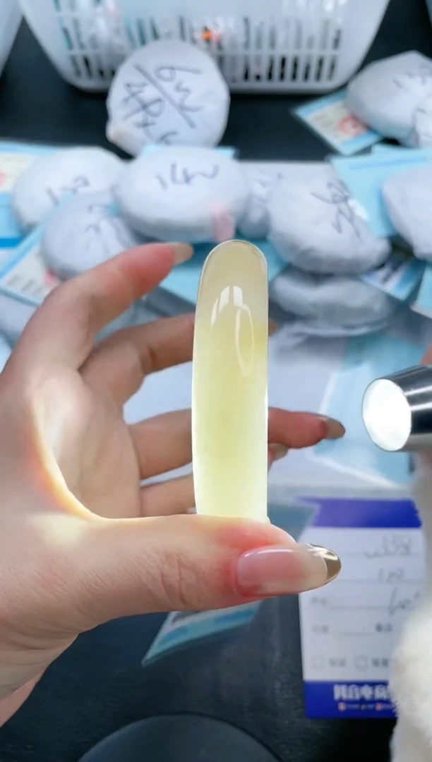 【闪购商品】石英质玉手镯未镶嵌21V338-60