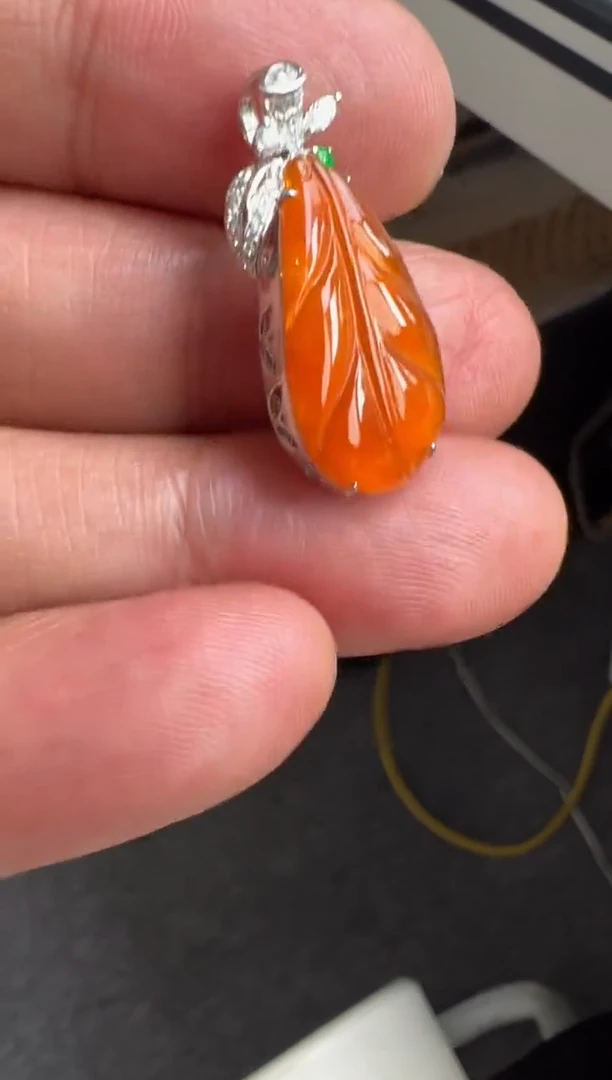 颈饰18K金镶嵌翡翠叶子