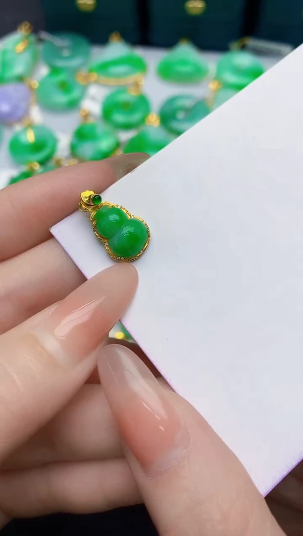 颈饰18K金镶嵌翡翠缅甸天然翡翠A货