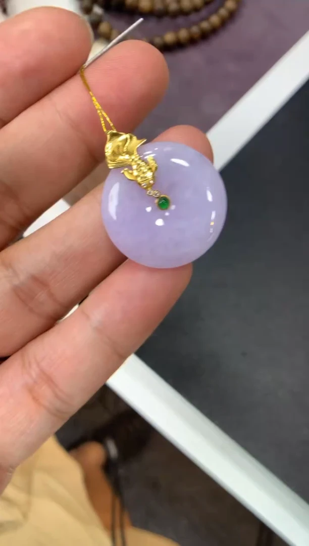 翡翠18K金镶嵌颈饰平安扣