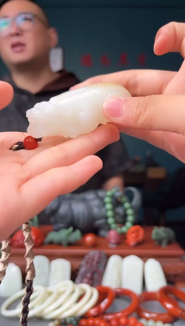 和田玉未镶嵌颈饰吊坠