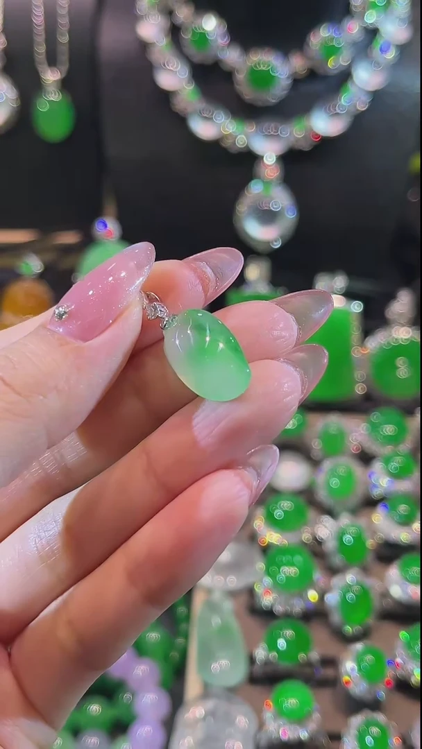 翡翠18K金镶嵌颈饰吊坠