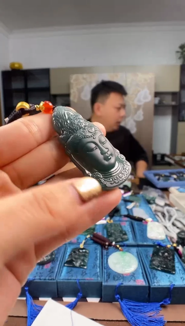 颈饰未镶嵌翡翠  多样性发其一