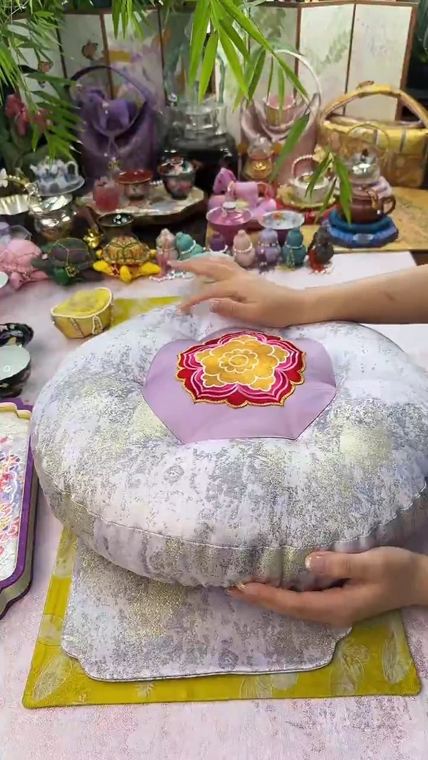 14  孤品 紫色鎏金宝相花抱枕