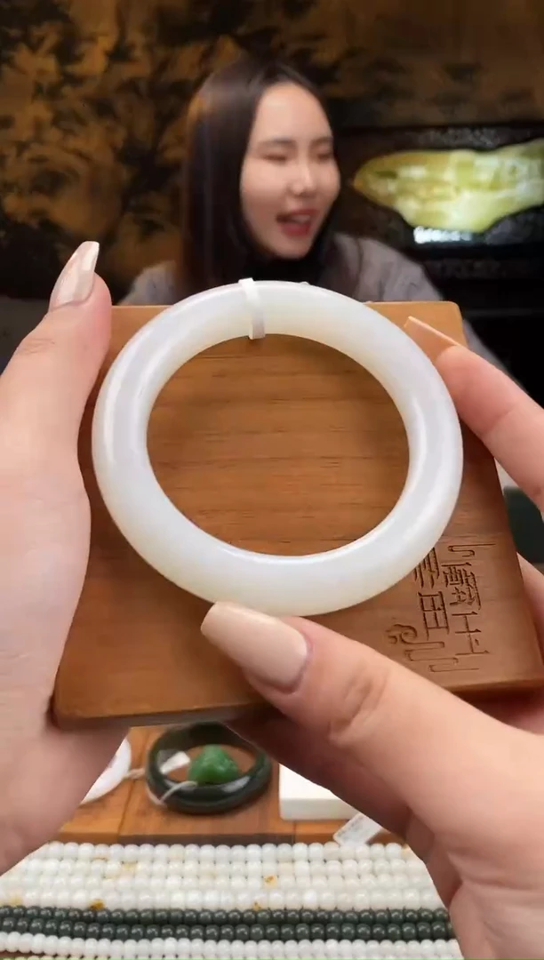 未镶嵌手镯和田玉老俄料 白玉 60圈口