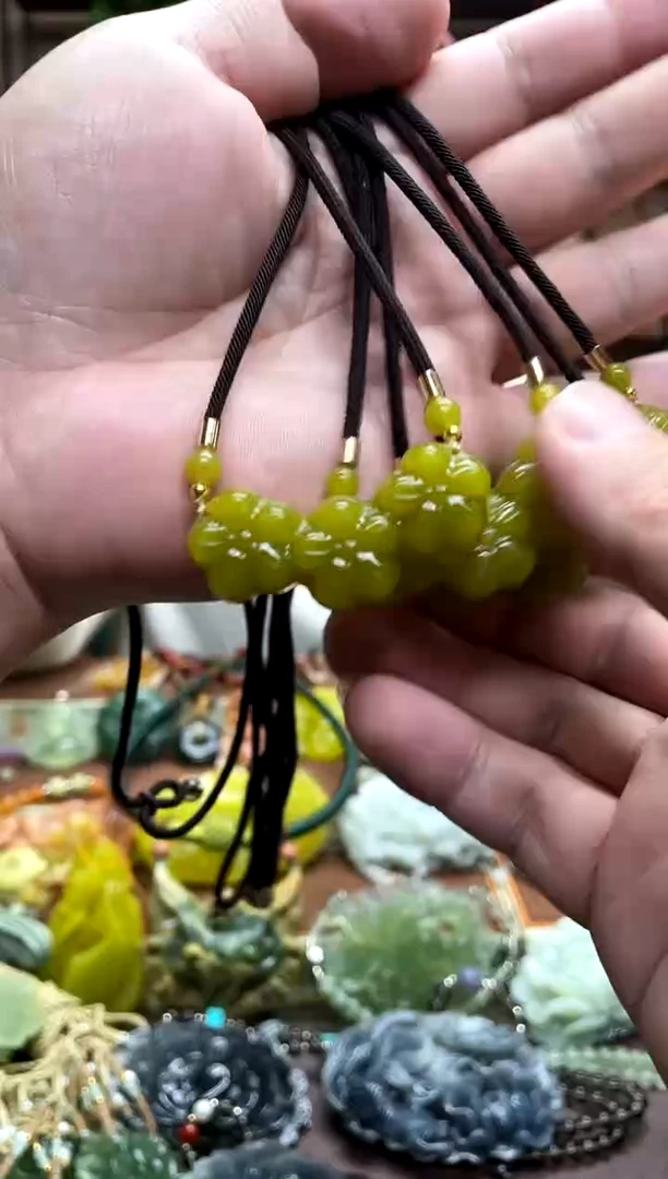 未镶嵌岫玉吊坠多样性发货发其中之一