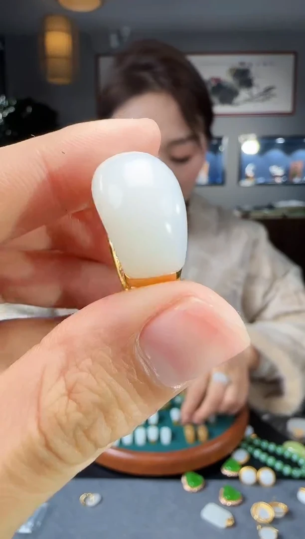【闪购商品】和田玉戒指18K金镶嵌1