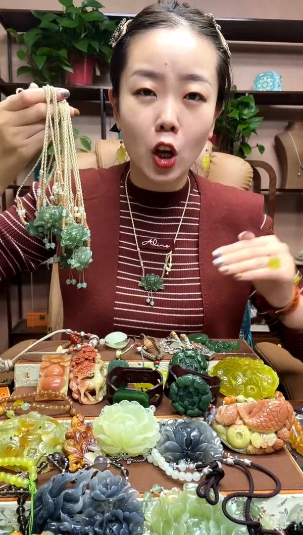 未镶嵌岫玉颈饰多样性发货发其中之一