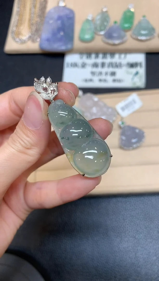 【闪购商品】翡翠颈饰18K金镶嵌福豆【无服务费