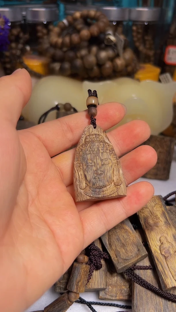 吊坠沉香佛头蓝宝石