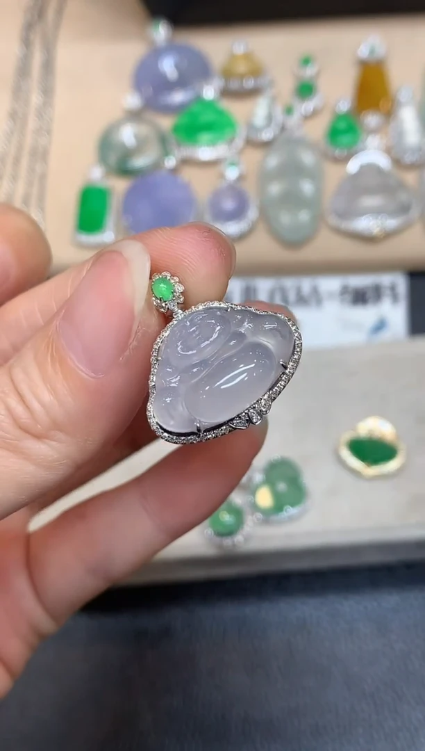 颈饰18K金镶嵌翡翠佛公【无服务费