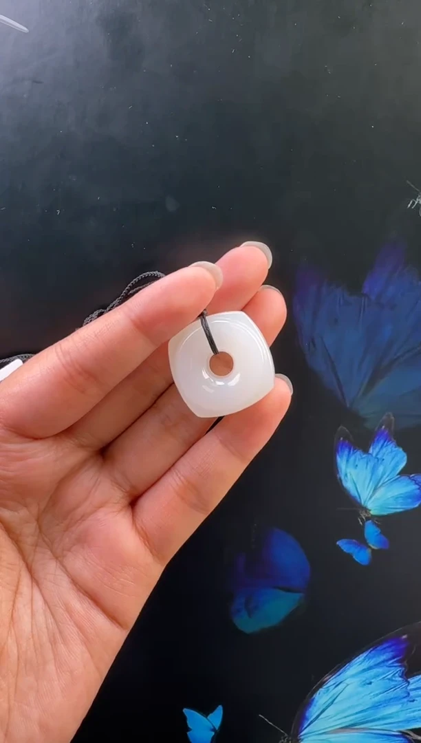 颈饰未镶嵌和田玉吊坠