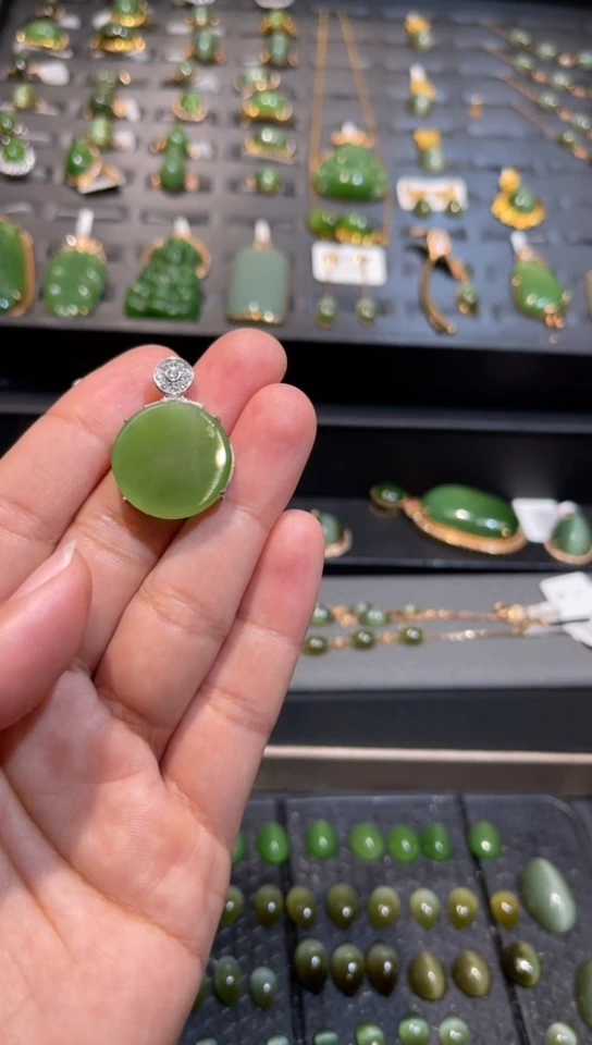 【闪购商品】和田玉碧玉圆牌吊坠银S925镶嵌多样性发一