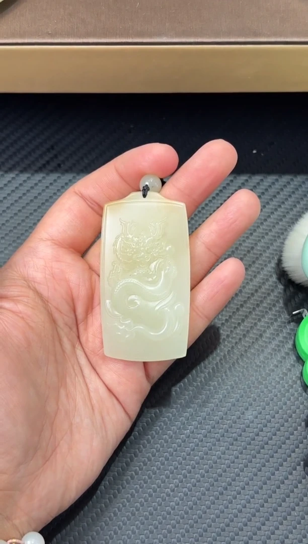 吊坠(赠链)未镶嵌和田玉且末金山微色差吊坠jm