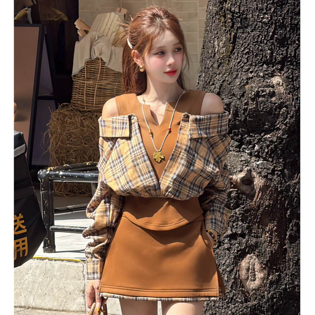 【十一家】原创【棕庭露格】V领拼接设计格纹露肩上衣+短裙套装M81906