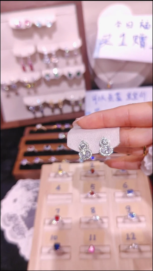 合金无白色耳饰