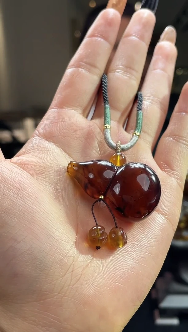 琥珀颈饰未镶嵌缅甸琥珀葫芦雕刻件