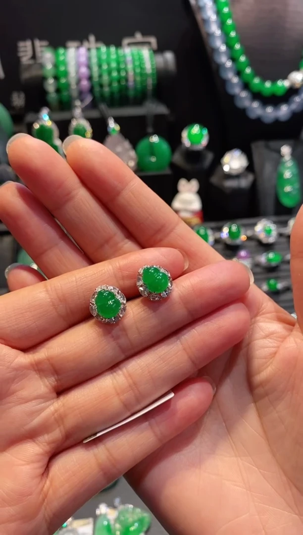 18K金镶嵌翡翠耳饰葫芦耳钉5211011