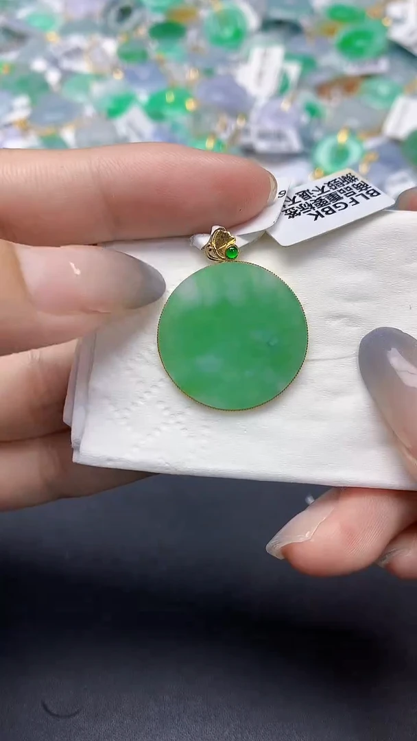 翡翠18K金镶嵌颈饰天然缅甸a货翡翠