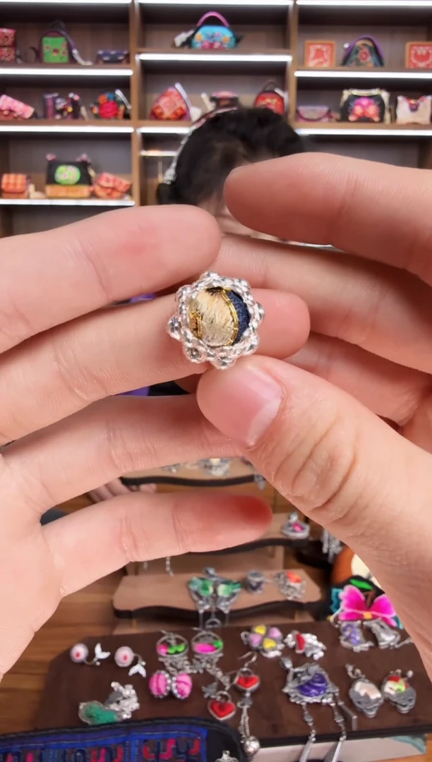 【闪购商品】织绣219蒙阿苏苗绣传承