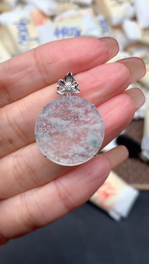 18K金镶嵌挂件翡翠1