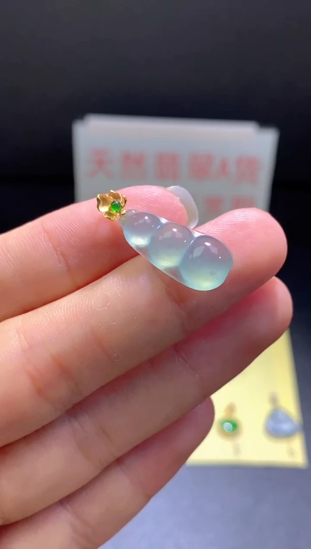 翡翠18K金镶嵌颈饰翡翠吊坠