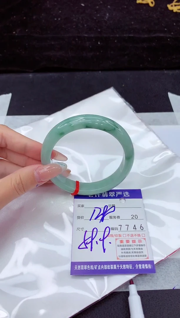 翡翠手镯未镶嵌1