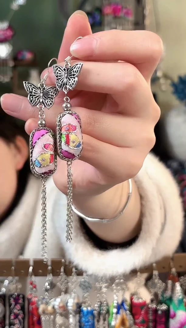 彩云南阁非遗老绣苗银饰品774