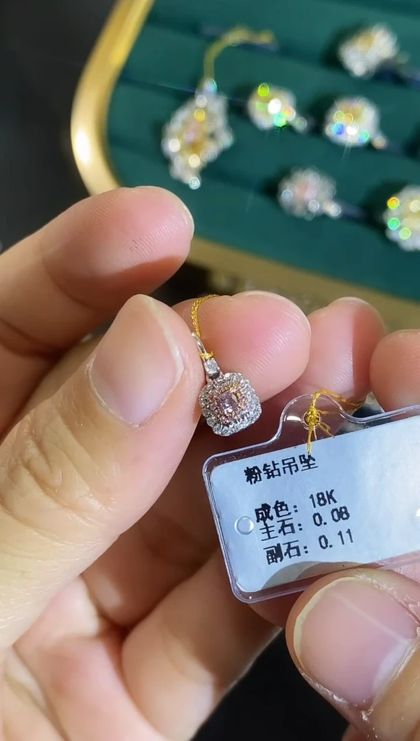 18K金镶嵌吊坠钻石22