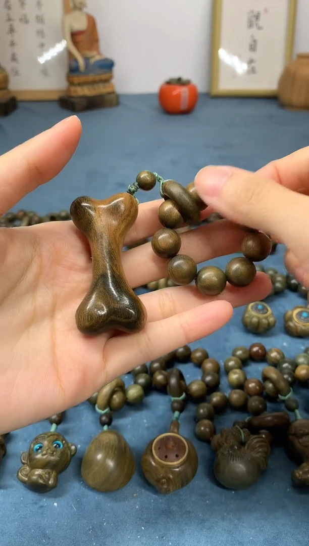 【闪购商品】维腊木（绿檀）把件骨头按摩棒