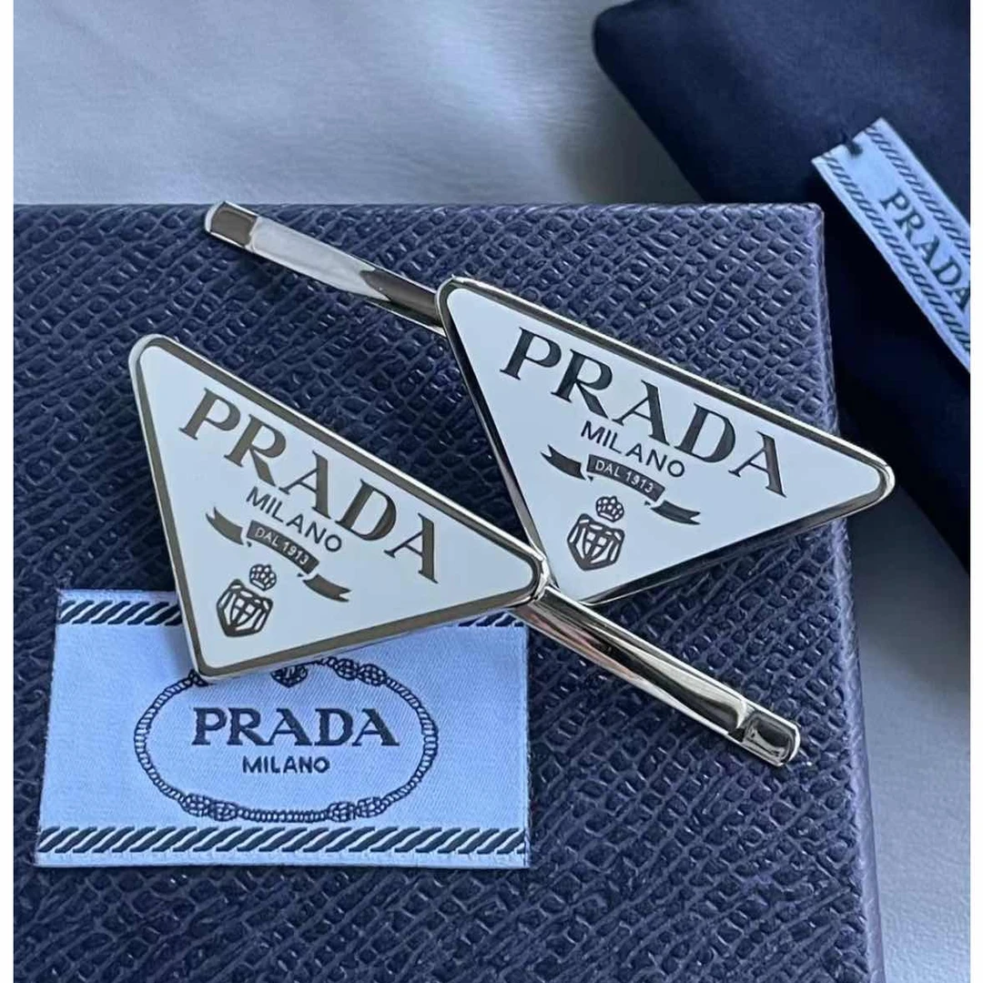 95新 Prada/普拉达 【小花念念】三角标发夹 合金