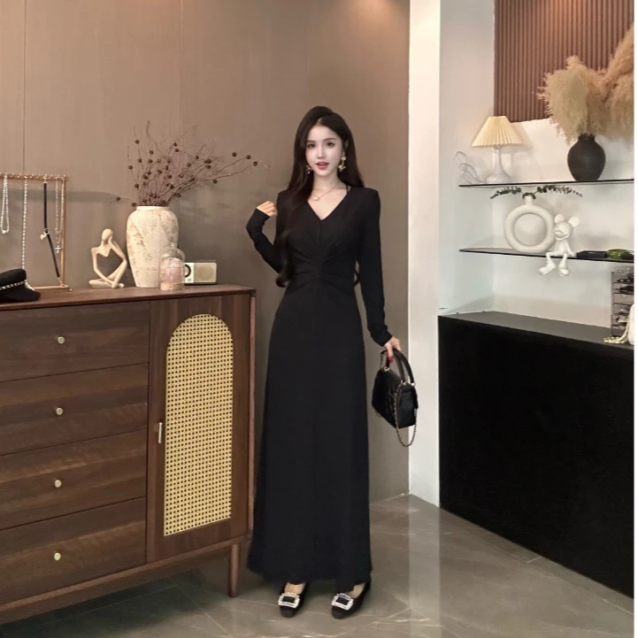 胸前褶皱长袖V领长裙新款显瘦收腰直筒长裙女