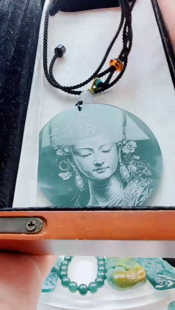 翡翠未镶嵌颈饰多样性发货其中一件