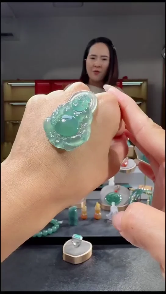 颈饰未镶嵌翡翠佛公（多样性发其一）
