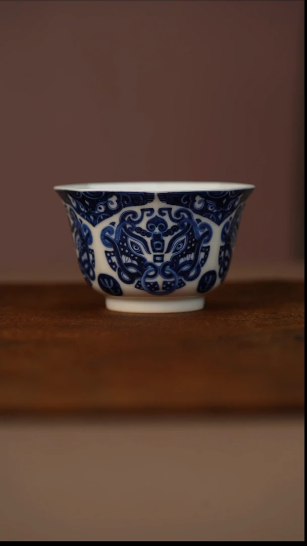 又见春风饕餮纹八方杯