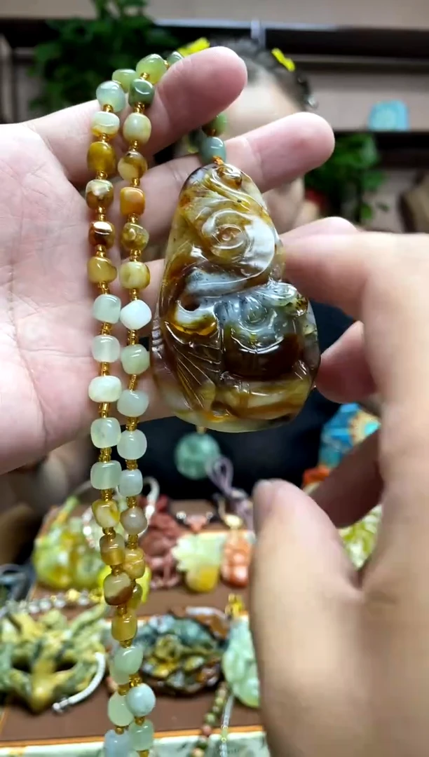 未镶嵌岫玉颈饰·