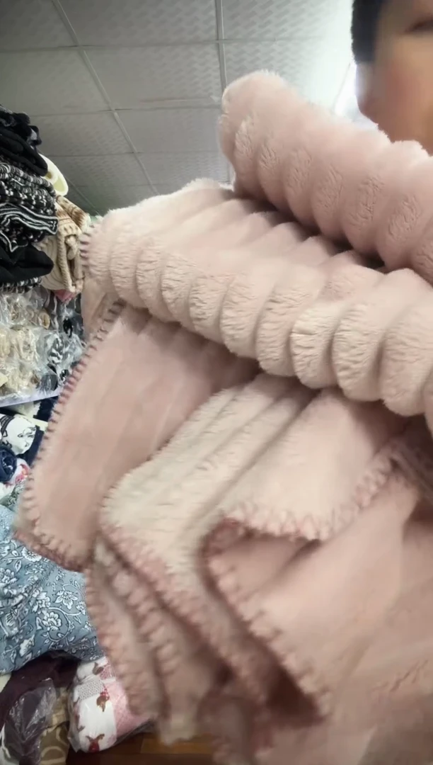 法兰绒粉色毛毛虫毛毯2*1.5