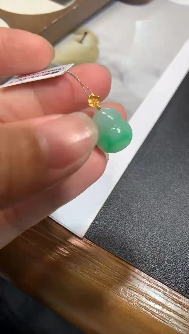 翡翠18K金镶嵌颈饰葫芦