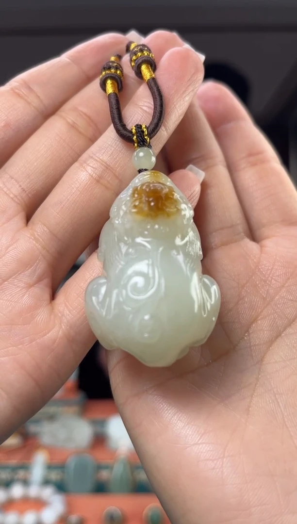 颈饰未镶嵌和田玉明****）佩佩