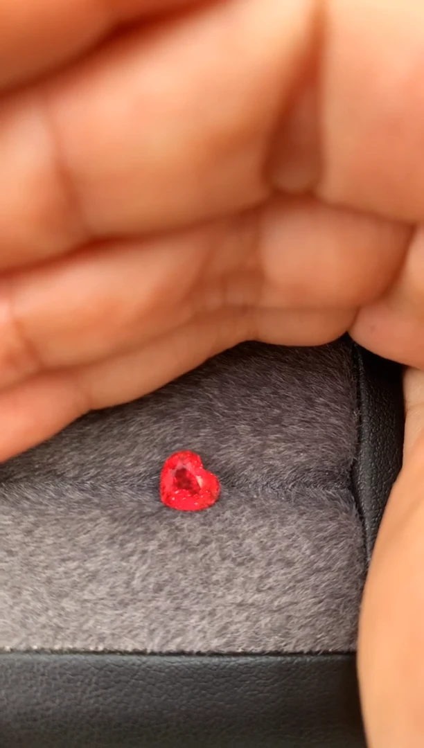 未镶嵌裸石定制尖晶石心型 色调 1.30ct