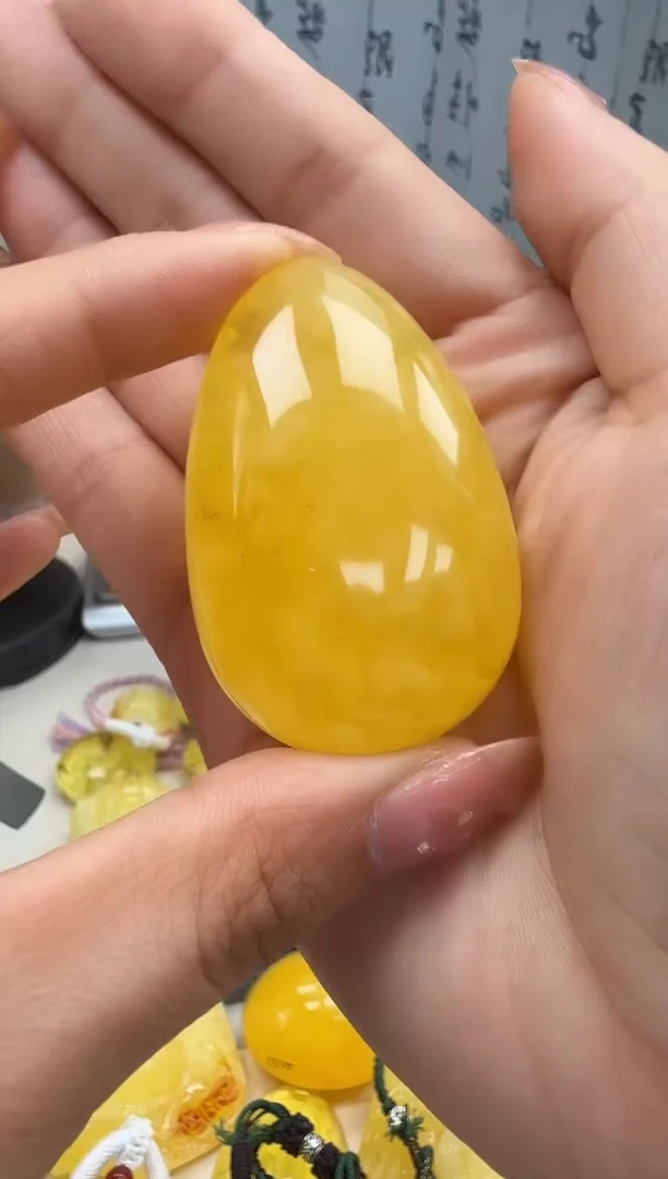 未镶嵌琥珀裸石如图微瑕