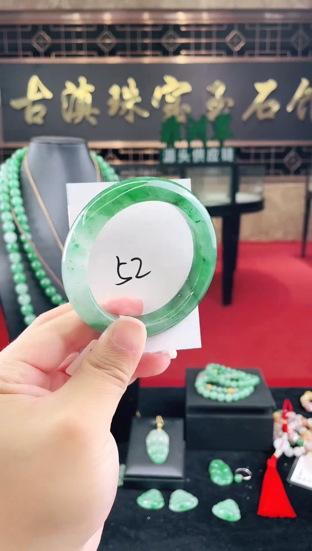 未镶嵌手镯石英质玉（非洲翠）微瑕一经发货运费不退介意勿拍
