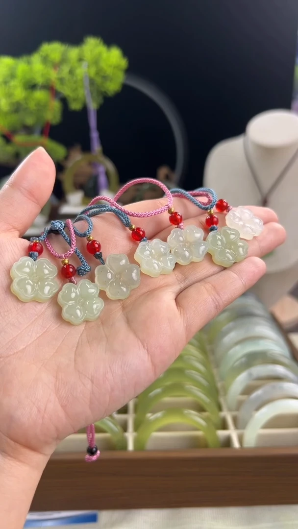 未镶嵌蛇纹石玉吊坠(赠链)四叶草