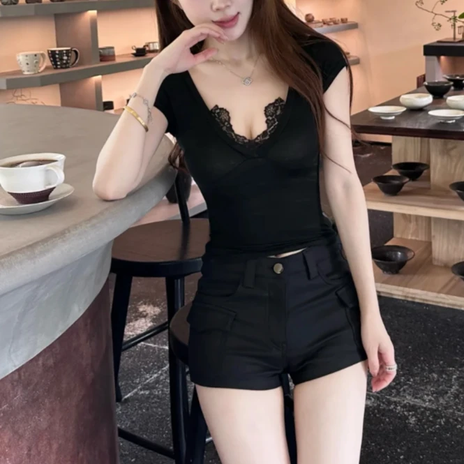 黑色V领蕾丝拼接辣妹短款T恤女夏季显瘦修身性感百搭收腰打底短袖