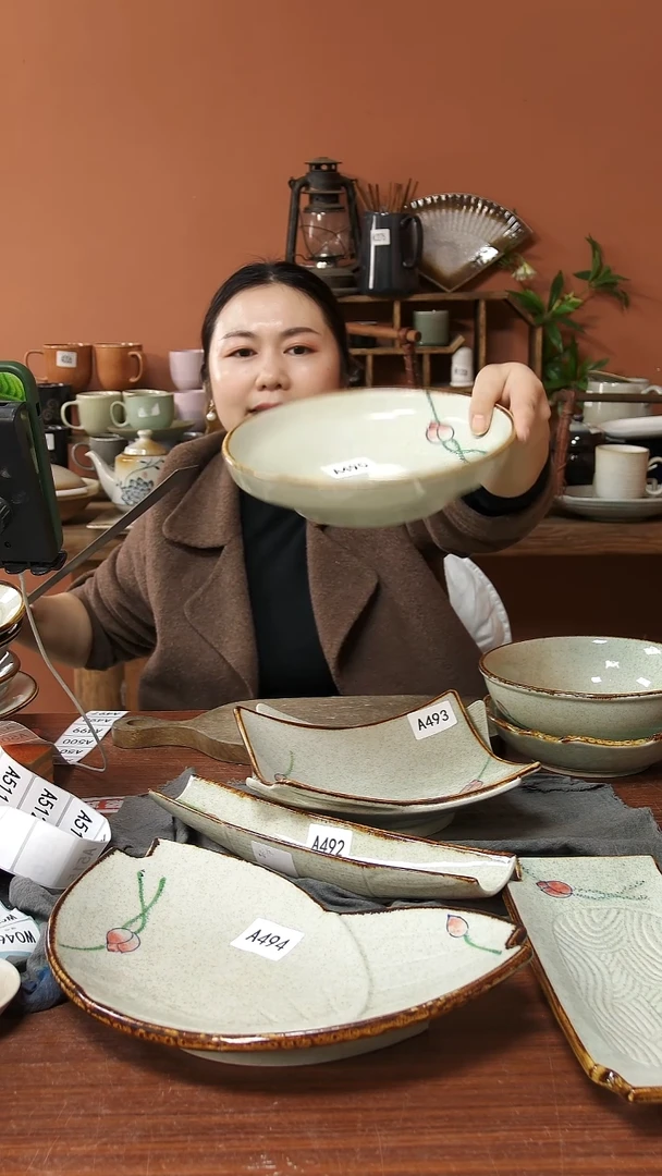 陶瓷陶瓷A495 一只陶瓷荷花高脚深盘可能微瑕