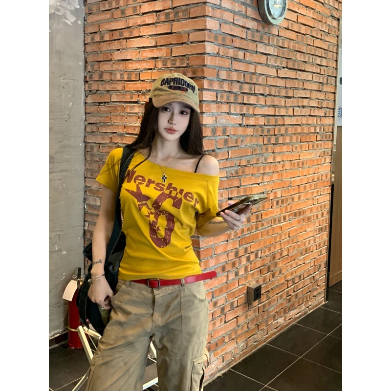 美式辣妹黄色斜肩露肩短袖t恤女夏季修身印花百搭设计感新款上衣