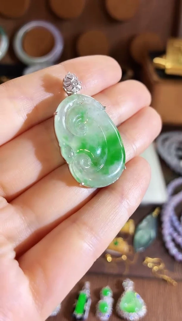 翡翠18K金镶嵌颈饰E****.吊坠