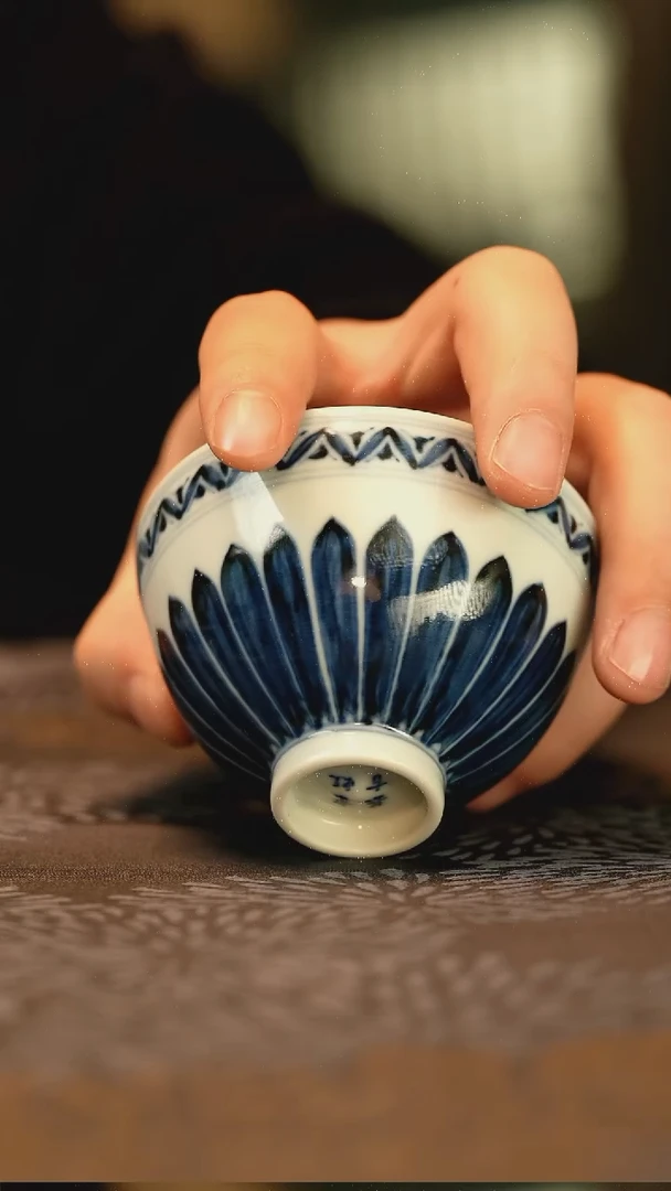 陶仿明青花宝象压手杯